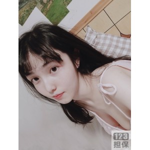 EricaHand越南网红女神的208P14G视频完具收藏，完美颜值、天使脸孔、社保身材、水龙弹语音溅屏LOL国内乡下身份