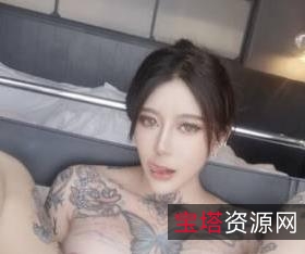 《CarrieButterfly与sexychloe56的文身传奇：一枝花、138V、556M的火爆视频》