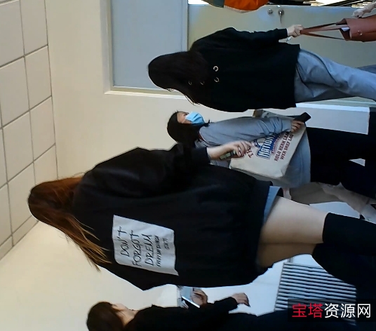 《AK校园系列抄底：性感美腿小姐的大学生活，精彩内容领略爱的力量》