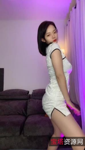 精选美女你的小李老师：170万粉丝热播抖胸舞，奶牛般大车灯礼物刷越多抖得越凶！