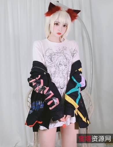 疯猫ss浴缸写真：极具个性的服装、美腿、颜值、性感舞蹈，撩动众多粉丝心弦