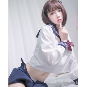 疯猫ss浴缸写真：极具个性的服装、美腿、颜值、性感舞蹈，撩动众多粉丝心弦