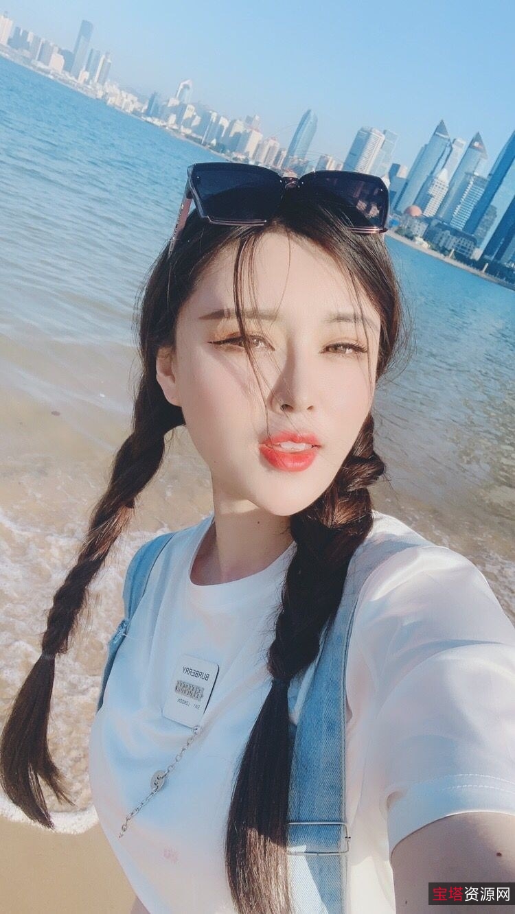 抖音美少女性感黑色吊带露肩服装写真作品