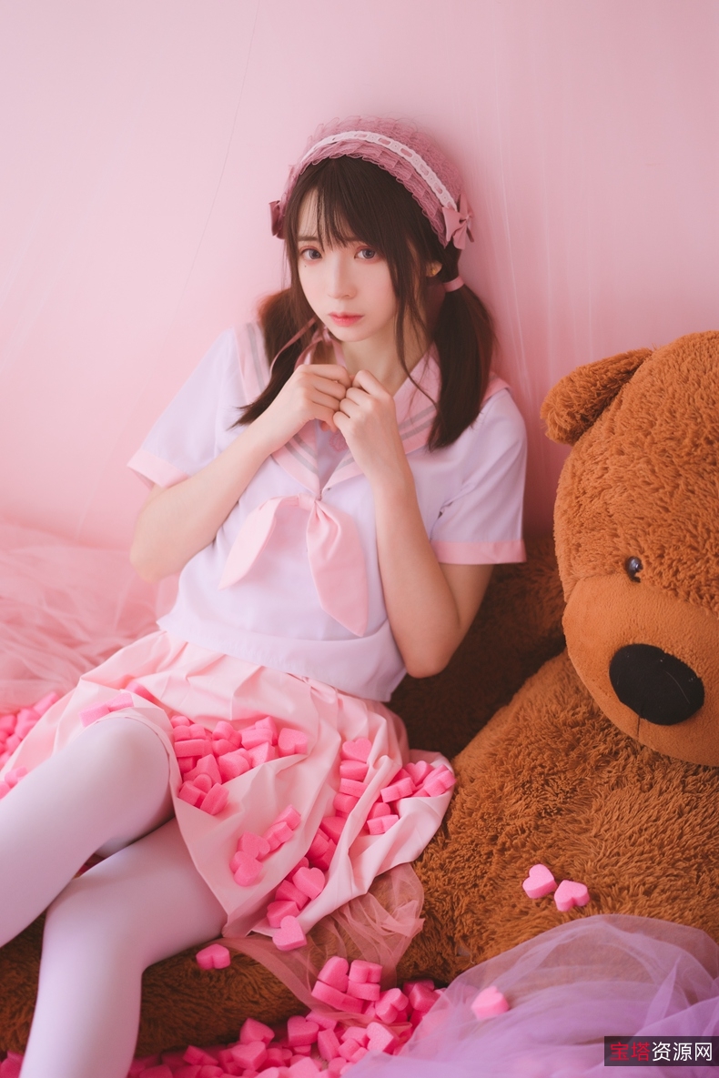 虎牙美女：白皙三围性感翘臀，男人必备资源