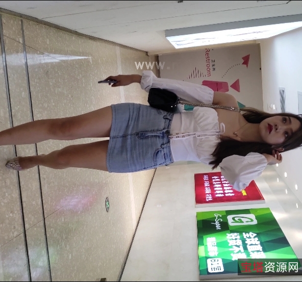 美女穿牛仔短裙高跟秀美腿视频