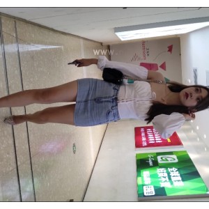 美女穿牛仔短裙高跟秀美腿视频