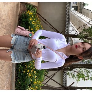 美女穿着热裤展示迷人大长腿和丰满胖臀的2V视频，6.74G百度云资源