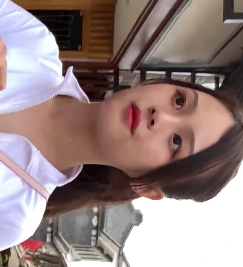 美女穿着热裤展示迷人大长腿和丰满胖臀的2V视频，6.74G百度云资源