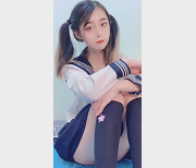 粉嫩妹子鱼丸之丝质袜子：水嫩娇小妹子的私人房间必备，带来穿透力的水手服配搭