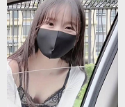 根据提供的内容，可能的商品标题有：1.扣扣传媒妹子天花板-粉色情人，凭租女友的附加服务2.扣扣传媒妹子天花板-粉se，qing人，凭租女友，附加服务3.玩偶姐姐-身材神器光“阴”，小白兔，拍摄角度，1V924M请注意，这些标题仅仅是根据提供的内容进行的猜测，具体的标题需要根据商品的实际情况和目标受众来确定。