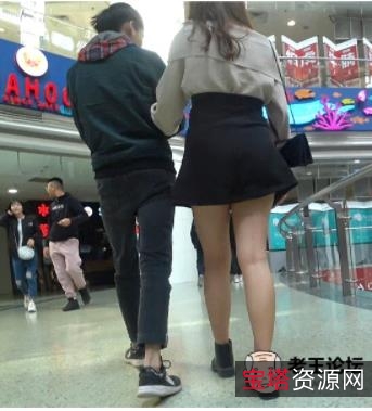 诱惑之下：裙子拍摄视频