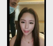 欢乐伪娘C女三人游用嘴表演，满足X癖，广告观看