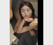 眼镜妹大学四姐妹合拍视频下载，狼似虎的自拍互动