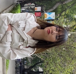 美女穿着紧身皮裤高跟展示胖臀长腿的视频（2V，10.8G）