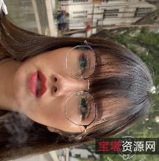 美女穿着紧身皮裤高跟展示胖臀长腿的视频（2V，10.8G）