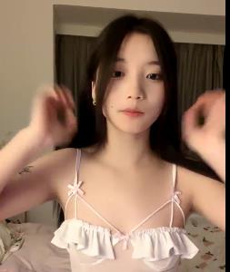 校花小御回归！优质身材长腿重现，天价收费房惹争议，粉丝惊呼黑了一圈！