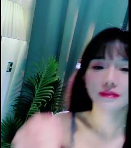 顶级名媛美到哥的心缝儿里，纯情倩倩自拍视频，车灯某处小菊颜值全收，无道具车衣展现魅力