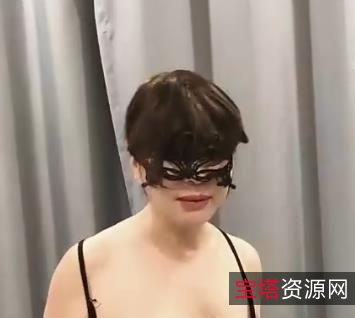 广西小村庄兄弟姐妹亲情视频：表姐表弟搞怪时长4分22秒，小黑棒棒糖后花园玩耍