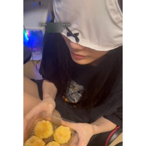 荒诞可爱！老哥指教小狗不明液盛宴1个视频，超大