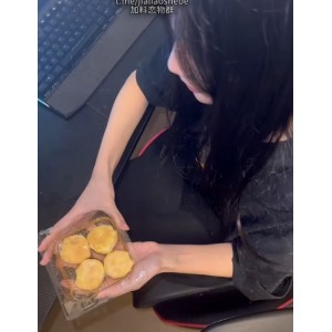 荒诞可爱！老哥指教小狗不明液盛宴1个视频，超大