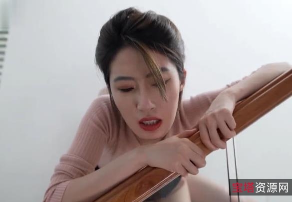 《空姐与副机长共事，丈夫在一楼看报纸》