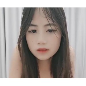 清纯学妹苏依依自拍4V视频，嫩肤小黄毛吃棒棒糖，清新可人下水道观看