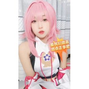 只是简单的视频合集，更是一段关于爱情和梦想的故事。