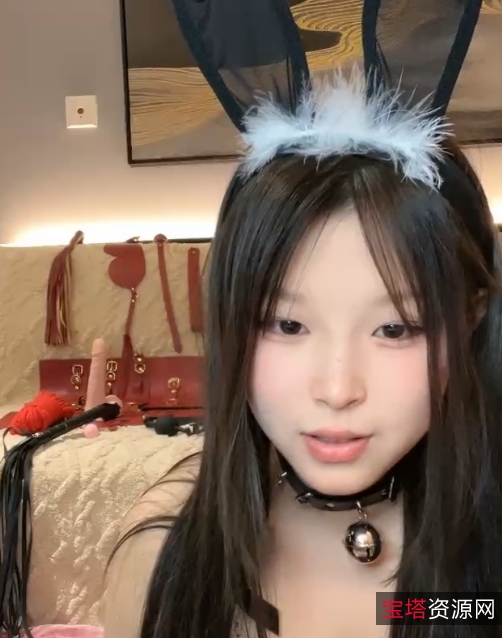 清純萌妹子鏡頭現場表演:兔女郎翹臀水花濺