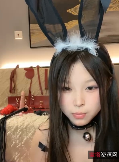 清純萌妹子鏡頭現場表演:兔女郎翹臀水花濺