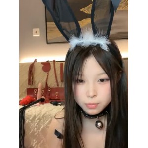 清純萌妹子鏡頭現場表演：兔女郎翹臀水花濺