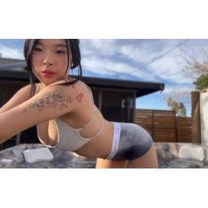 放飞自我：美人室外热水浴池放飞自我1V视频199MB