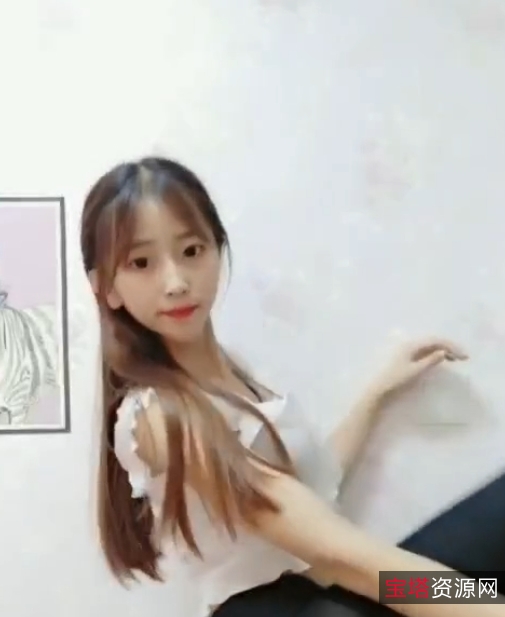 #快手21W粉丝一字马女神奥利圆妹441M补在快手平台上，有一位备受瞩目的视频主播，她就是奥利圆妹。奥利圆妹以一字马舞姿著称，吸引了441M的粉丝关注。她的视频内容丰富多彩，深受观众喜爱。奥利圆妹的魅力不仅在于她出色的舞蹈技巧，还在于她独特的魅力和个性。观众们对她的喜爱之情可见一斑。于利透露他将邀请奥利圆妹合作，这让粉丝们感到高兴，仿佛自己亲身经历了一场精彩的演出。在视频中，奥利圆妹展现出了自信和