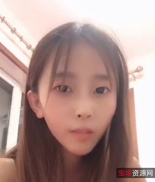 #快手21W粉丝一字马女神奥利圆妹441M补在快手平台上，有一位备受瞩目的视频主播，她就是奥利圆妹。奥利圆妹以一字马舞姿著称，吸引了441M的粉丝关注。她的视频内容丰富多彩，深受观众喜爱。奥利圆妹的魅力不仅在于她出色的舞蹈技巧，还在于她独特的魅力和个性。观众们对她的喜爱之情可见一斑。于利透露他将邀请奥利圆妹合作，这让粉丝们感到高兴，仿佛自己亲身经历了一场精彩的演出。在视频中，奥利圆妹展现出了自信和