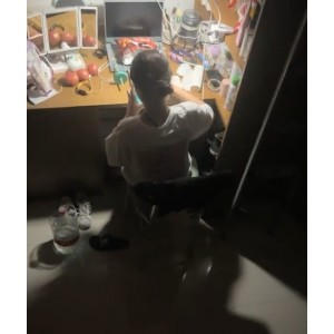 《老六女的大学生活：1V441MB视频展现青春活力》