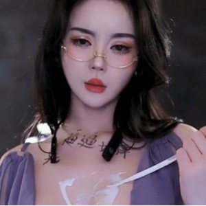 福利姬美女温凉定制完整版2V1.3G，创可贴道具秀，白