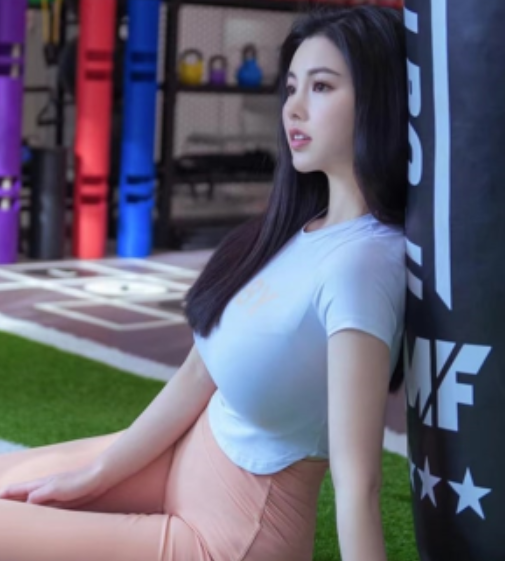 推特娜露微密圈私拍51V671M真会玩