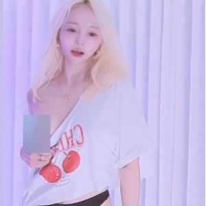 Ins热舞自拍77号白发女神合集45部77GB美腿诱惑